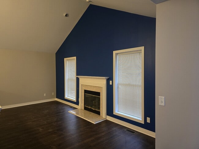 Building Photo - 5675 Hampshire Ln