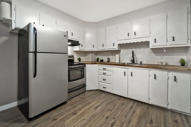 Building Photo - Spacious 3-Bed + Office Home in Slatington — Fresh Floors & Flexible Layout