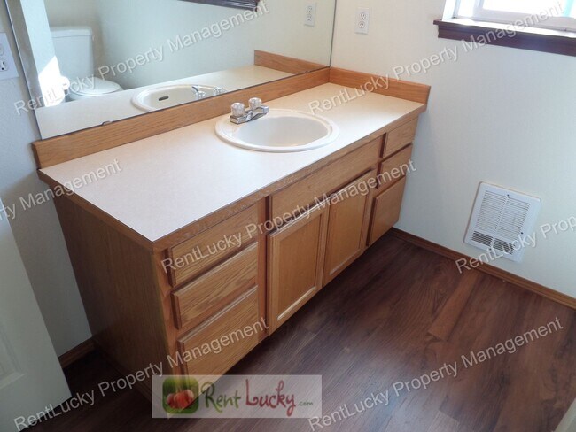 Building Photo - Fabulous 2-Bedroom Duplex w/Attached Garag...