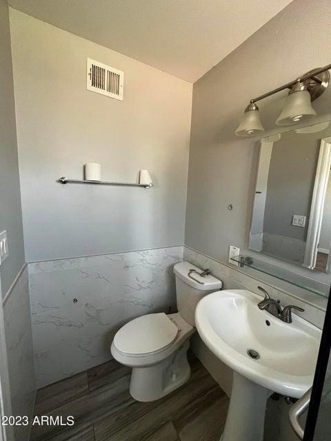 Building Photo - 1524 W 5th Pl