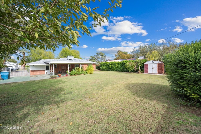 Building Photo - 4039 E Cambridge Ave