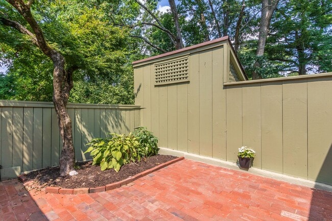Building Photo - 7 Belaire Way