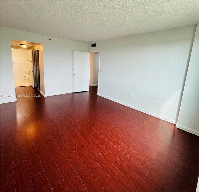 Building Photo - 919 Hillcrest Dr