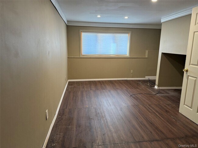 Building Photo - 11 Syosset Cir