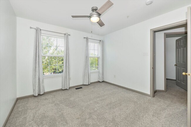 Building Photo - Twin Arch Crossing Rental