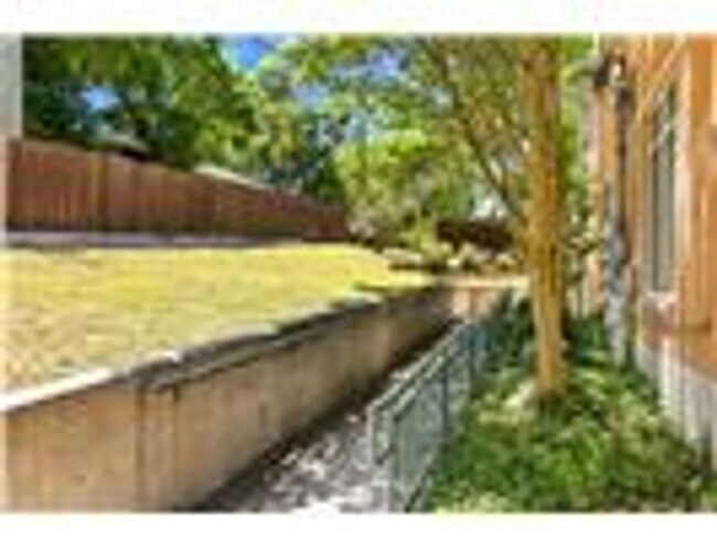 Building Photo - 1617 W Oleander St