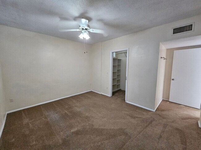 Building Photo - 6 Bedroom/3 Bath home in Black Acres