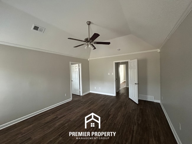 Building Photo - Spacious 3BR Memphis Home with Vaulted Ceilings, Fireplace, Deck & 2-Car Garage