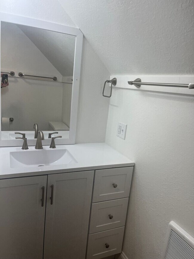 Building Photo - Spacious 5-Bedroom Home in East Cocalico T...