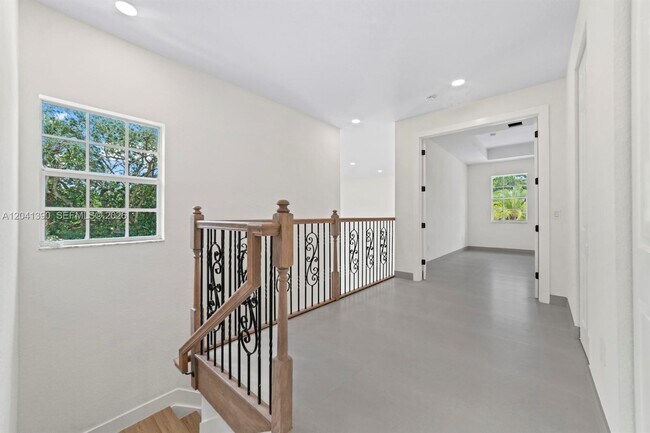 Building Photo - 3040 SW 44th Ct