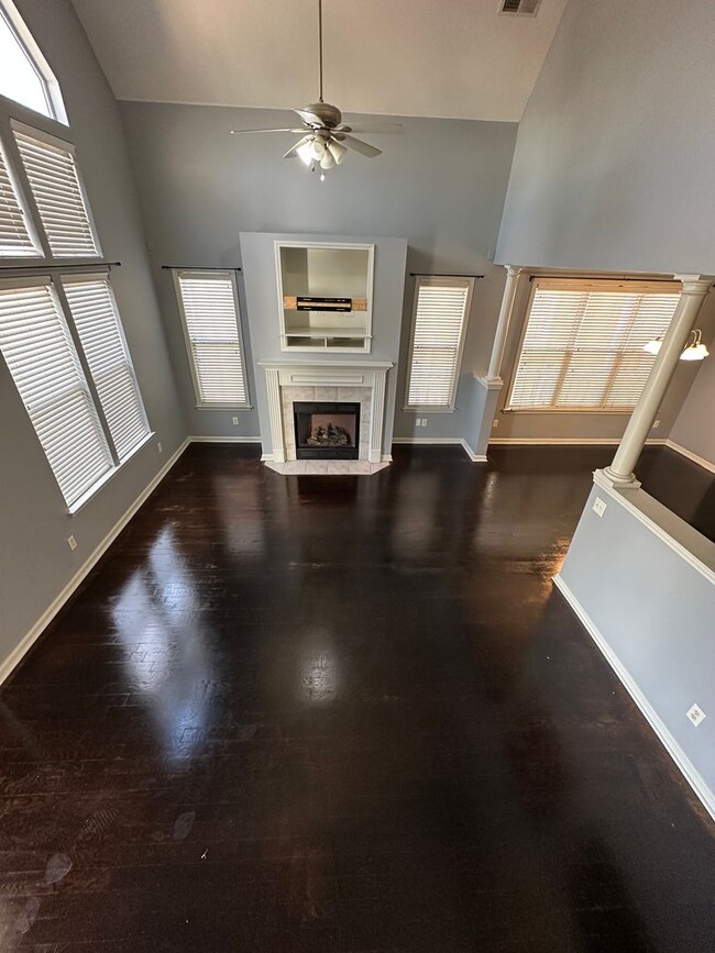 Building Photo - Move In Ready! Newly Refinished Floors! Upgraded Fixtures!