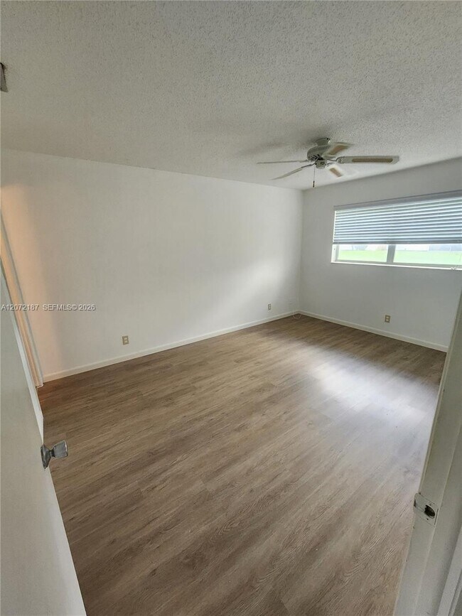 Building Photo - 302 Lake Evelyn Dr