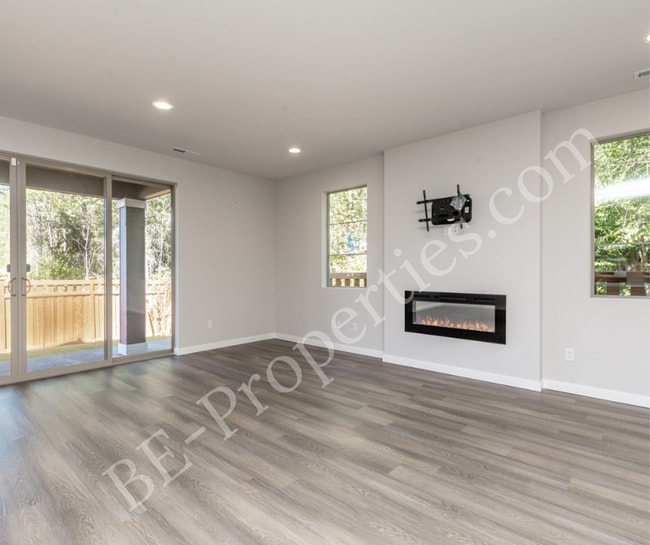 Building Photo - Lovely 4 bedroom 2.5 bathroom Tehaleh Home