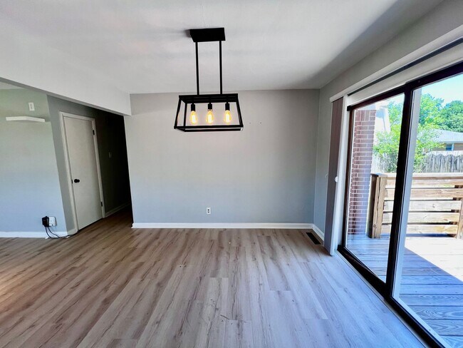 Building Photo - Stunning Renovated Ranch off Indian River