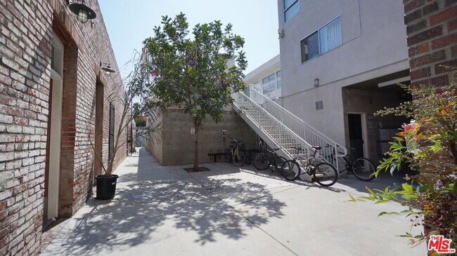 Building Photo - 922 W 23rd St