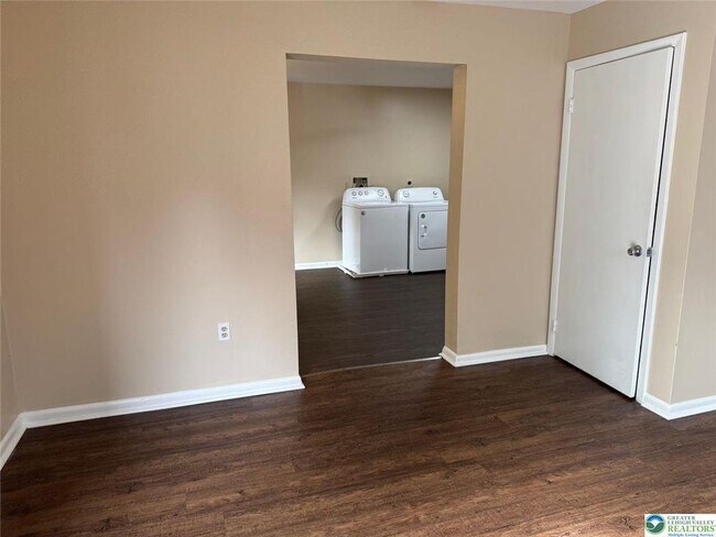 Building Photo - 1538 E 8th St