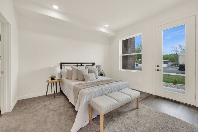 Building Photo - First  Month Rent FREE