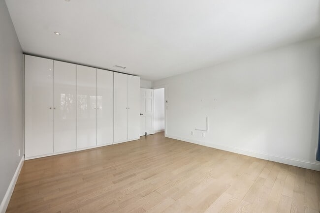 Building Photo - 11 Hudson Terrace