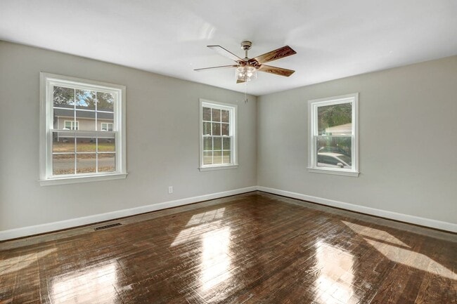 Building Photo - *RENOVATED & MOVE-IN READY* 3 BR, 2 BA in ...