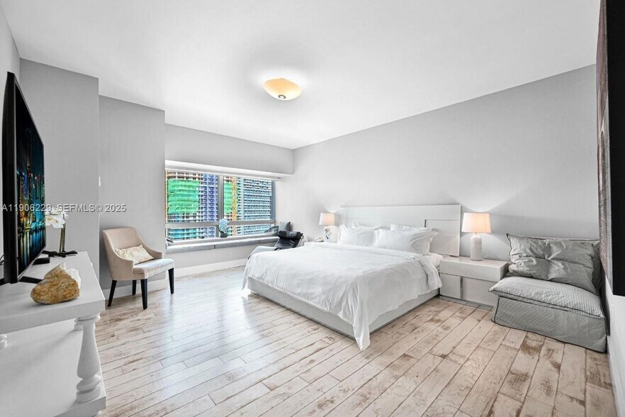 Building Photo - 1435 Brickell Ave