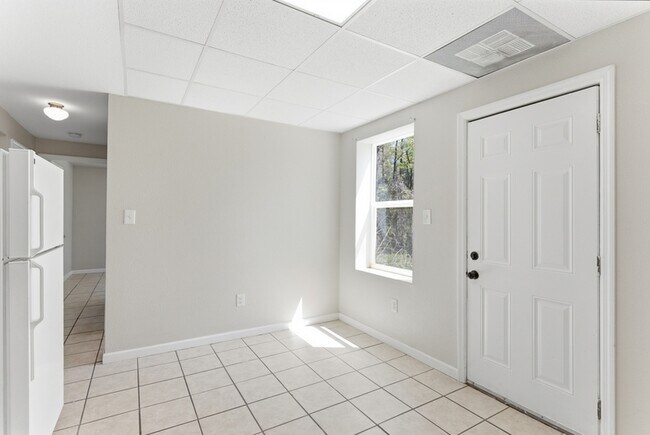 Building Photo - 3300-3374 Valley View Drive - 3332