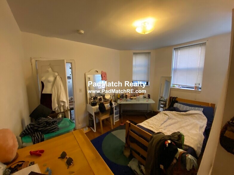 Building Photo - 208 Kelton St