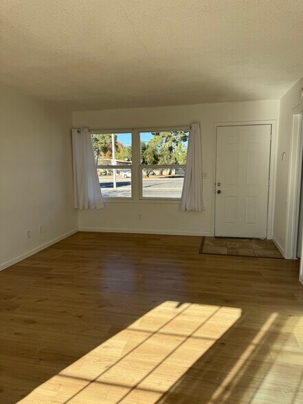 Building Photo - 144 E Avenue Q