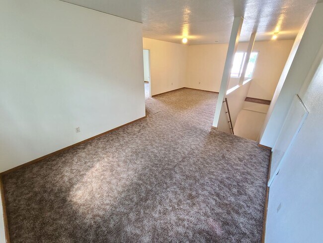 Building Photo - Sherwood Duplex and House