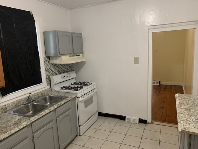 Building Photo - 747 E Woodlawn St