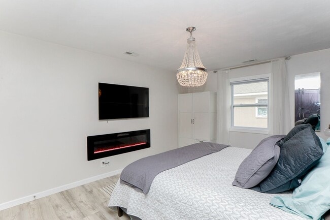 Building Photo - Pretty Lake Furnished Unit 2/1.5 Views! Vi...