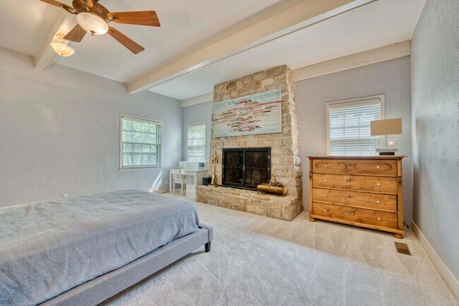 Building Photo - Beautiful 4 bedroom home in University Heights! Don't miss this one!