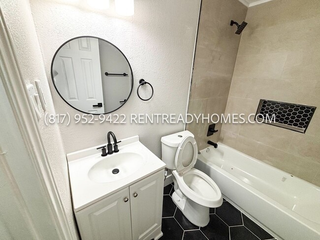 Building Photo - 404 Oak St