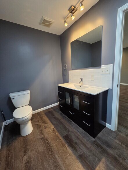 Building Photo - 1340 W 58th St