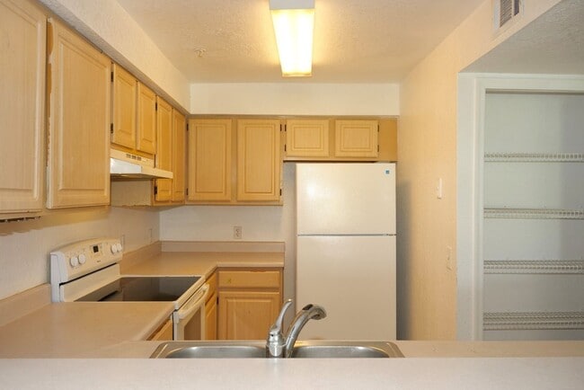 Building Photo - 2-bedroom, 2-bathroom Condo in gated commu...