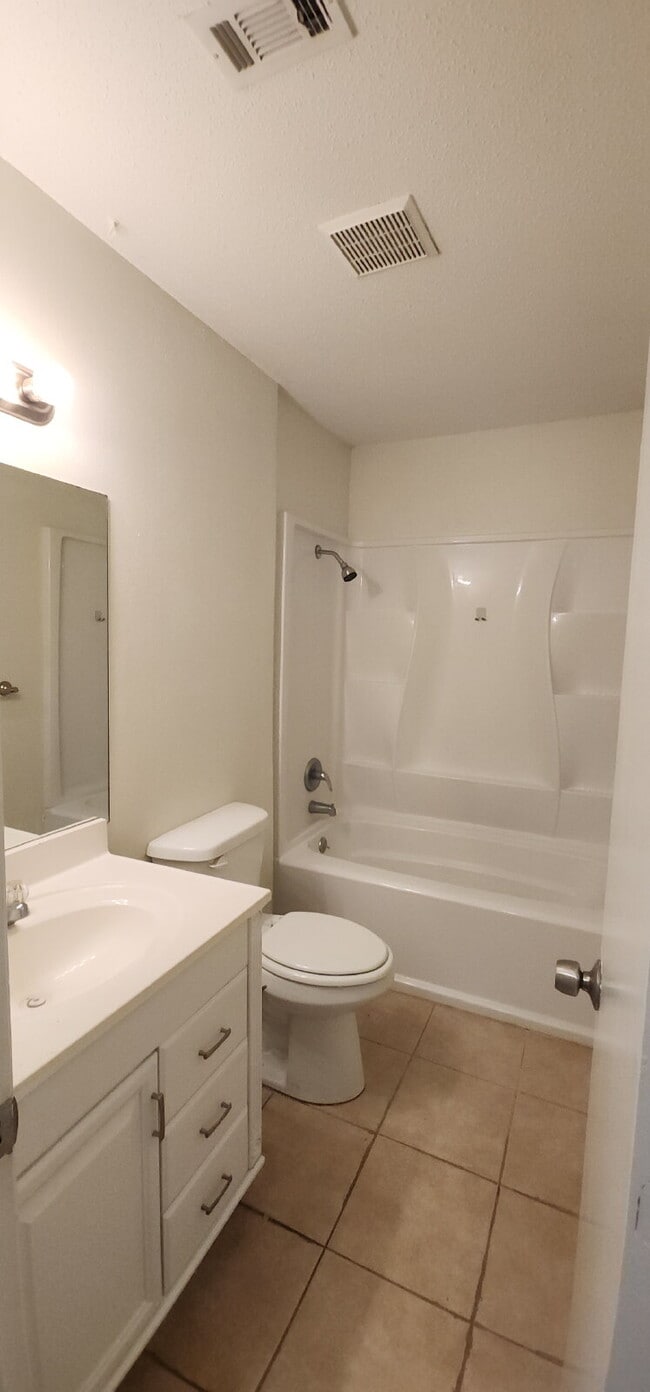 Building Photo - Now Leasing Charming 2 bedroom Townhome with garage & fenced backyard.  – 9110 White Settlement R...