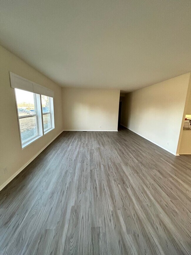 Building Photo - Large Spacious 5 Bedroom House with Fenced Yard