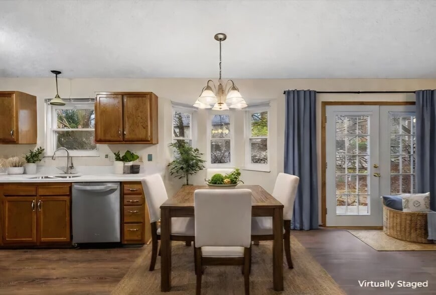 Old kitchen...see white cabinets below - 5915 Ballymead Blvd