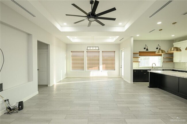 Building Photo - 38 N Queen Palm