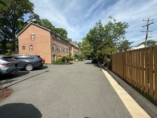 Building Photo - 728 W Glebe Rd