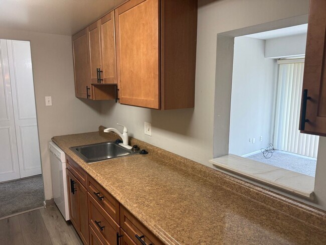 Building Photo - Bright & Spacious Condo in Sought-After Glenhardie Community