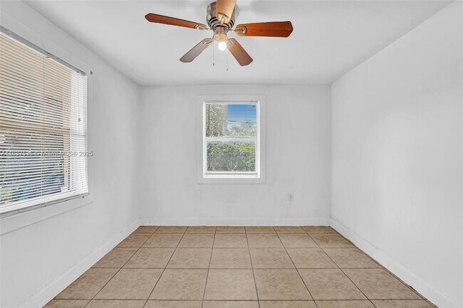 Building Photo - 2800 NW 6th Ct