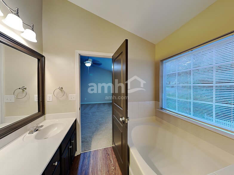 Building Photo - 1507 Bitter Creek Dr