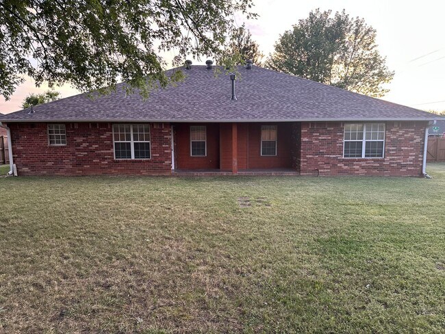 Building Photo - Available August 1st! 3-Bedroom, 2-Bathroom Home in East Rogers