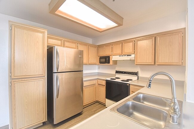 Building Photo - Well-Kept 2 Bedroom Condo with Amazing Views