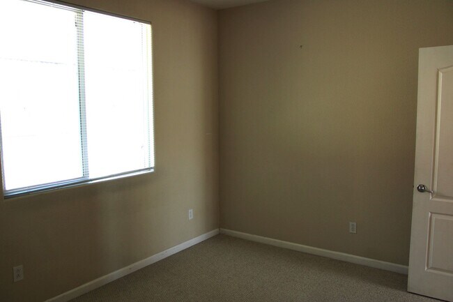 Building Photo - Luxury Living