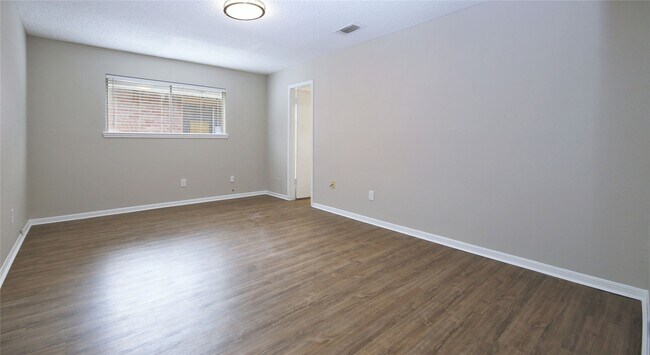 Building Photo - 7814 Barnhill Dr