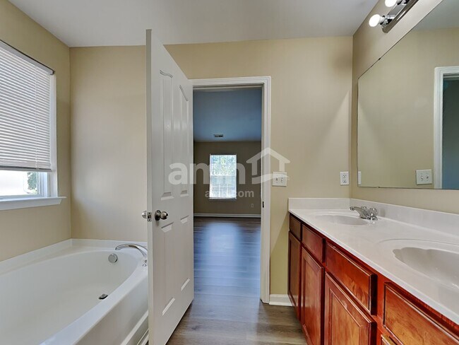 Building Photo - 533 Wrayhill Dr