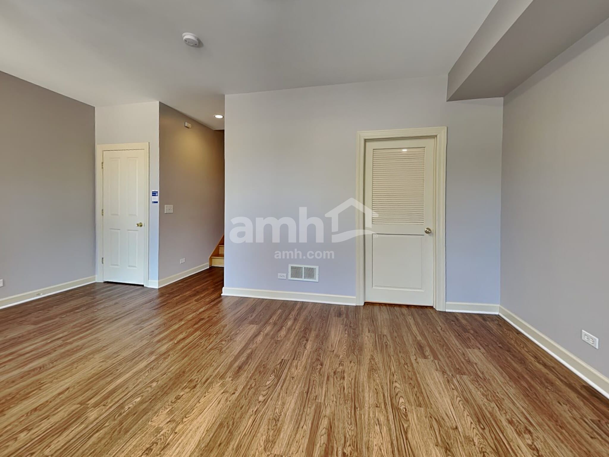 Building Photo - 576 N River St