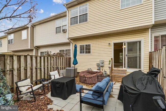 Building Photo - 2261 Forsythia Dr