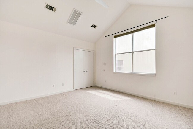 Building Photo - Open Floorplan 3-story Townhome in Midtown!